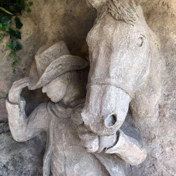 escultura de caballo de porexpan